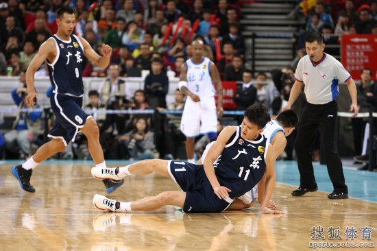 老馬32+8力壓阿聯(lián)29+11 北京揭幕戰(zhàn)14分勝廣東
