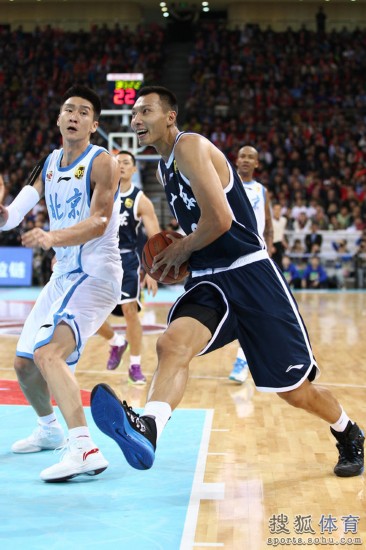 老馬32+8力壓阿聯29+11 北京揭幕戰14分勝廣東