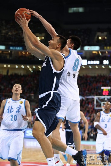 老馬32+8力壓阿聯29+11 北京揭幕戰14分勝廣東