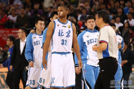 老馬32+8力壓阿聯29+11 北京揭幕戰14分勝廣東