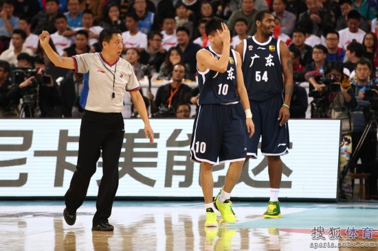 老馬32+8力壓阿聯29+11 北京揭幕戰14分勝廣東