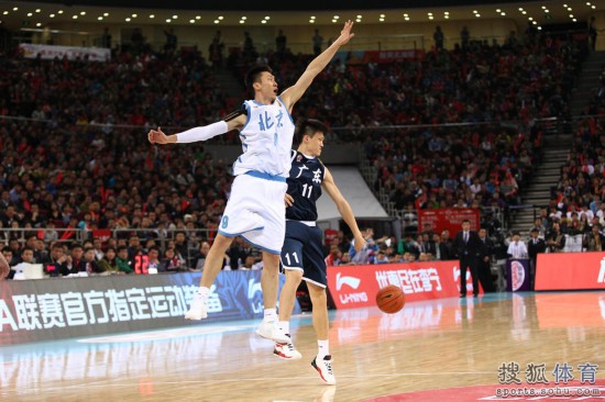 老馬32+8力壓阿聯29+11 北京揭幕戰14分勝廣東