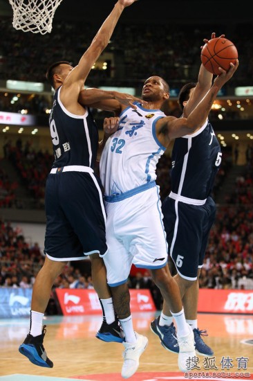 老馬32+8力壓阿聯29+11 北京揭幕戰14分勝廣東