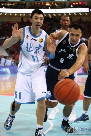 老馬32+8力壓阿聯29+11 北京揭幕戰14分勝廣東