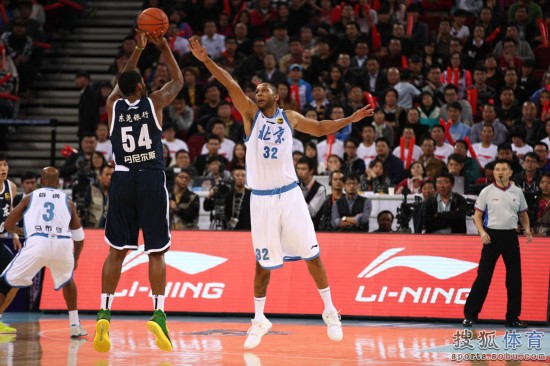 老馬32+8力壓阿聯29+11 北京揭幕戰14分勝廣東