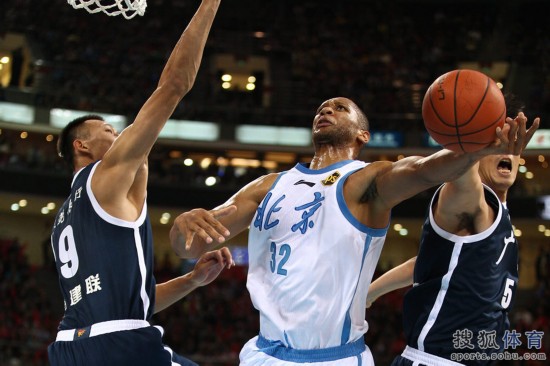 老馬32+8力壓阿聯29+11 北京揭幕戰14分勝廣東