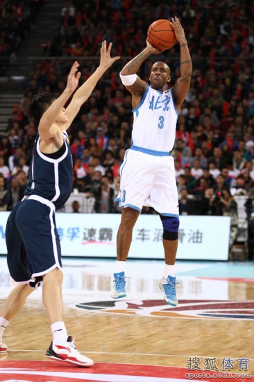 老馬32+8力壓阿聯29+11 北京揭幕戰14分勝廣東