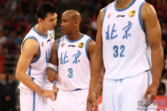 老馬32+8力壓阿聯29+11 北京揭幕戰14分勝廣東