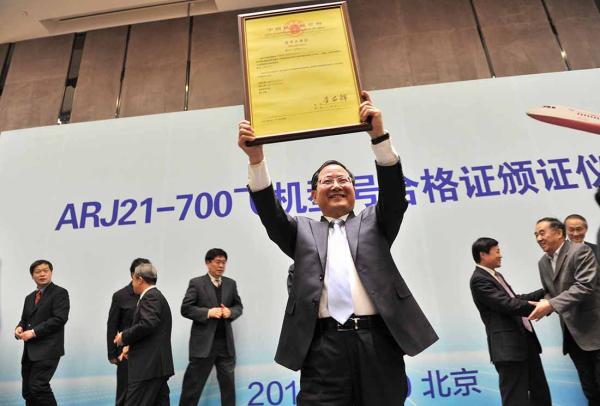 中國(guó)首款噴氣客機(jī)拿到航線牌照 民航局長(zhǎng)親自試乘