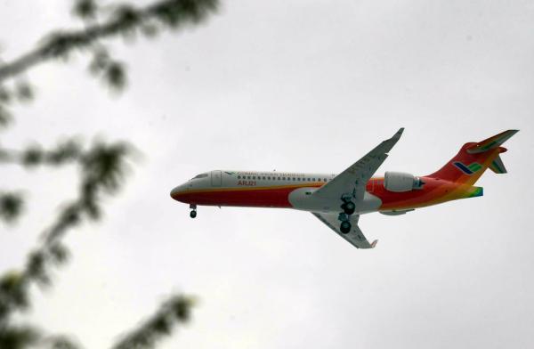 中國(guó)首款噴氣客機(jī)拿到航線牌照 民航局長(zhǎng)親自試乘