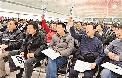 公車改革第一人：曾有官員用廢鐵價(jià)購回拍賣公車