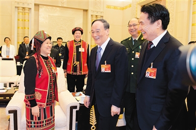 王岐山聽代表發言時插話：少說成績 多談問題