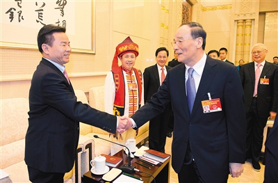 王岐山聽代表發言時插話：少說成績 多談問題