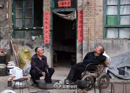 “爆米花老人”義養房東腦癱遺子15年(圖)