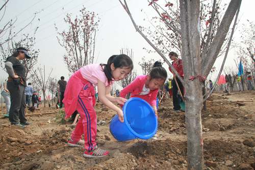 朝陽區舉辦 “文明朝陽•呵護綠色”義務植樹活動