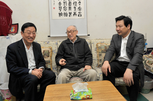 楊學義書記、陳雨露校長親切看望老教授