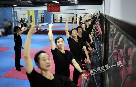 一群老男人天天舞《青春》生活同樣精彩