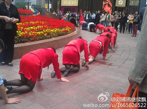 重慶一公司讓員工繞解放碑爬行 稱系抗壓課程