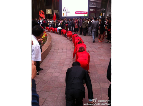 重慶一公司讓員工繞解放碑爬行 稱系抗壓課程