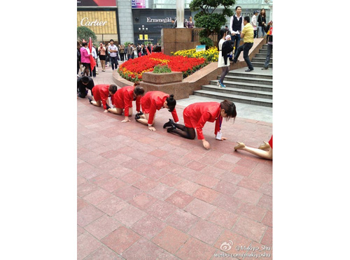 重慶一公司讓員工繞解放碑爬行 稱系抗壓課程