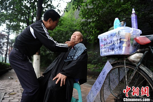 重慶街頭現自行車流動“理發店”