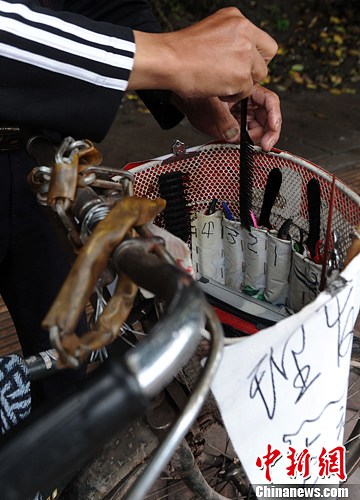 重慶街頭現自行車流動“理發店”