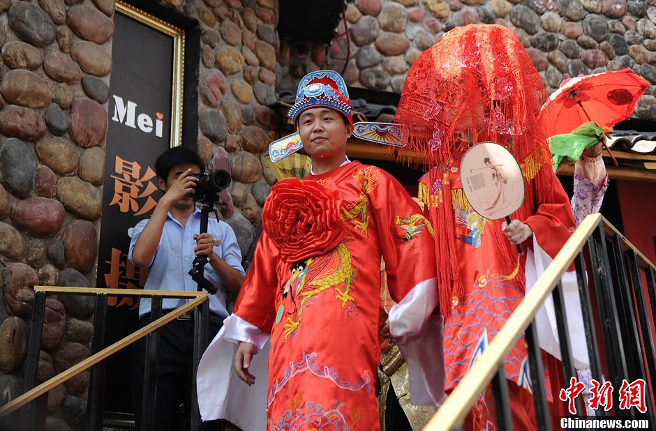 重慶小伙辦中式婚禮 迎娶外國新娘