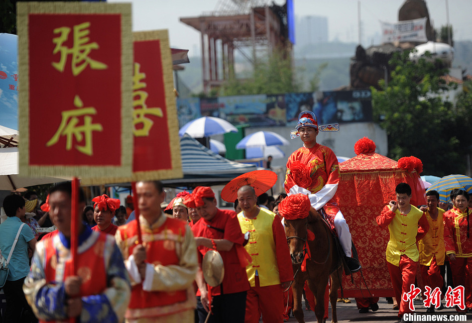 重慶小伙辦中式婚禮 迎娶外國新娘