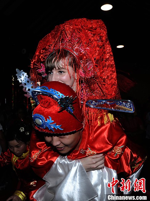 重慶小伙辦中式婚禮 迎娶外國新娘