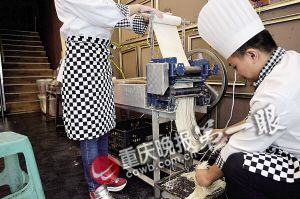 重慶小面變高大上 9人籌160萬元在甲級寫字樓開小面館