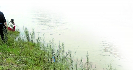 前女友現女友同時跳江 重慶小伙救起前女友現女友溺亡