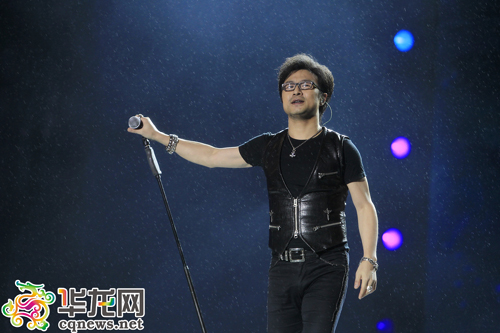 汪峰重慶奧體雨中開唱 神秘嘉賓不是子怡是老帕