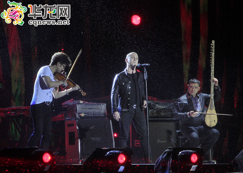汪峰重慶奧體雨中開唱 神秘嘉賓不是子怡是老帕