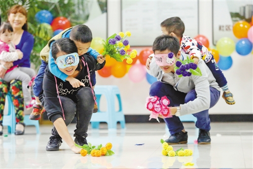 重慶進(jìn)城務(wù)工青年親子運(yùn)動(dòng)會(huì)上親情洋溢