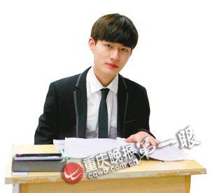 重慶一學校某班設正裝日 女生穿黑絲高跟鞋上課