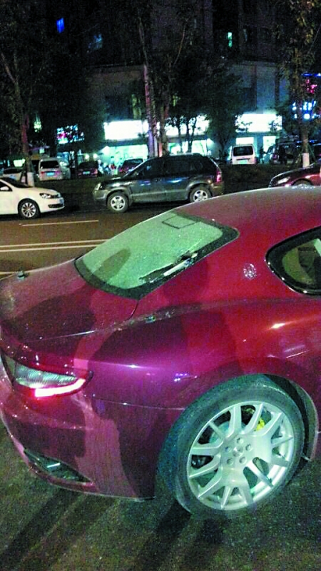 天降遙控器砸中路邊瑪莎拉蒂 重慶車主自掏5萬修愛車