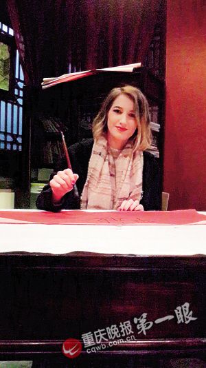 為她拎包 煮小面 重慶男人浪漫起來法國女神都擋不住