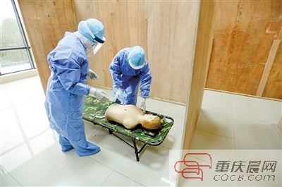 從重慶出征 解放軍醫(yī)療隊(duì)赴非抗擊埃博拉