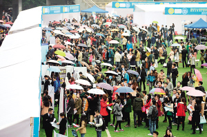 重慶大學生爭當導購員 去迪拜掙土豪的錢