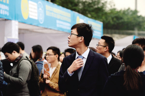 重慶大學生爭當導購員 去迪拜掙土豪的錢