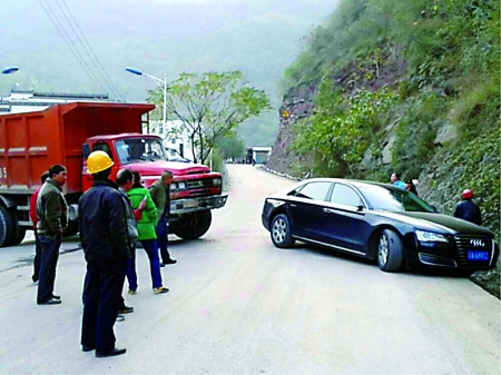 重慶一奧迪A8司機稱開夜車靠吸毒提神？你信嗎