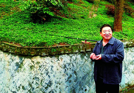 重慶大叔魚竿“釣”起一小伙 手腕還有刀片割傷痕跡