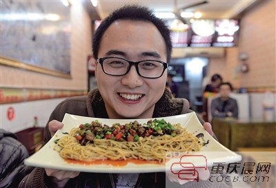 人大畢業年薪40萬 重慶小伙北京辭職回渝學做小面！