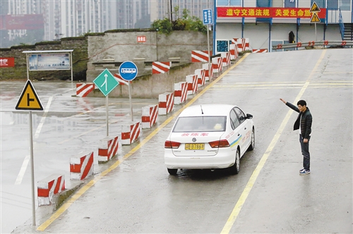 重慶駕校整改增設模擬場景 學校轉盤斑馬線全都有