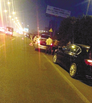 重慶內環某路段1公里10多個坑 路邊10多輛車同時換胎