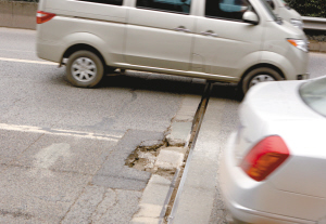 重慶內環某路段1公里10多個坑 路邊10多輛車同時換胎