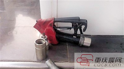 車上還插著油槍女司機開起就走 油槍飛離加油機十米遠