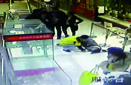 為懷孕老婆強(qiáng)出頭 丈夫竟揮重拳猛擊另一懷孕女子臉