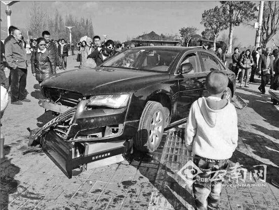 重慶一輛奧迪A8轎車連蹦帶跳“飛”上云南5米高大壩