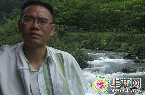 重慶一高校教授停電后打手電上課 學生稱“男神”